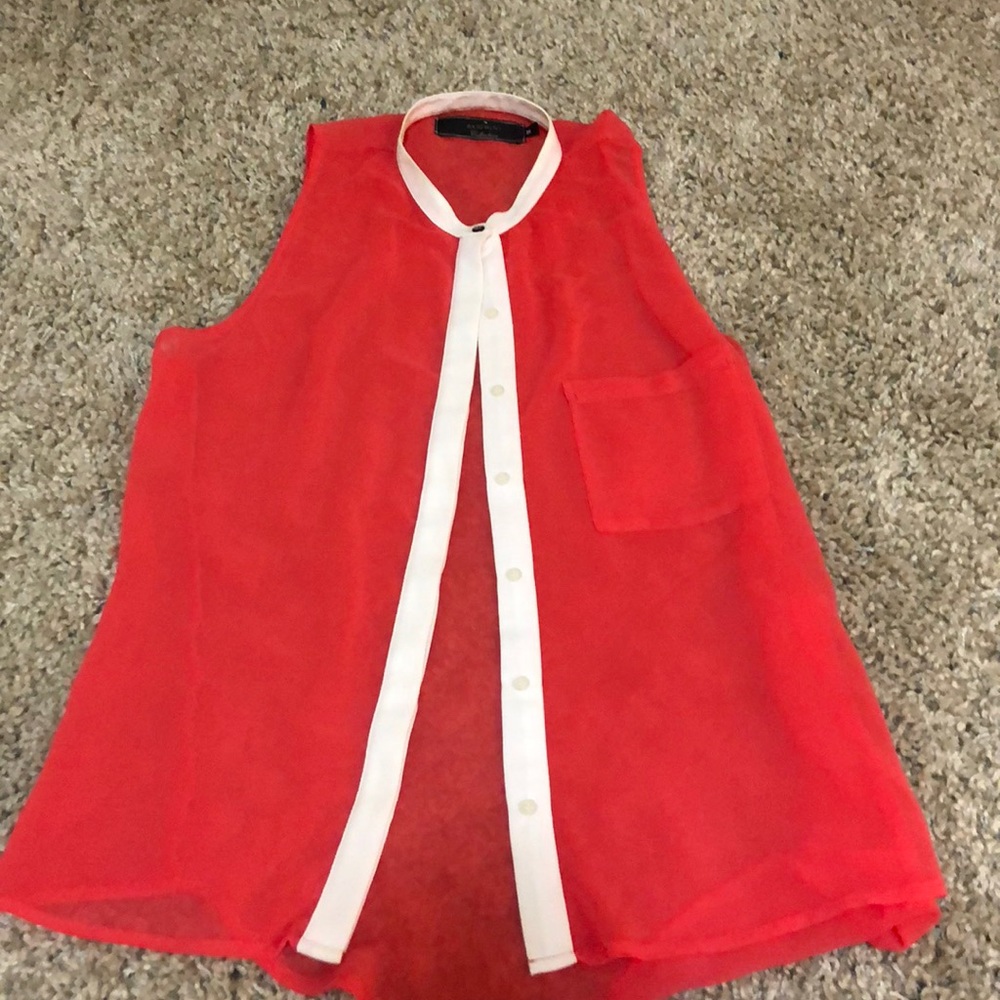 Sleeveless pinkish-red and white shirt